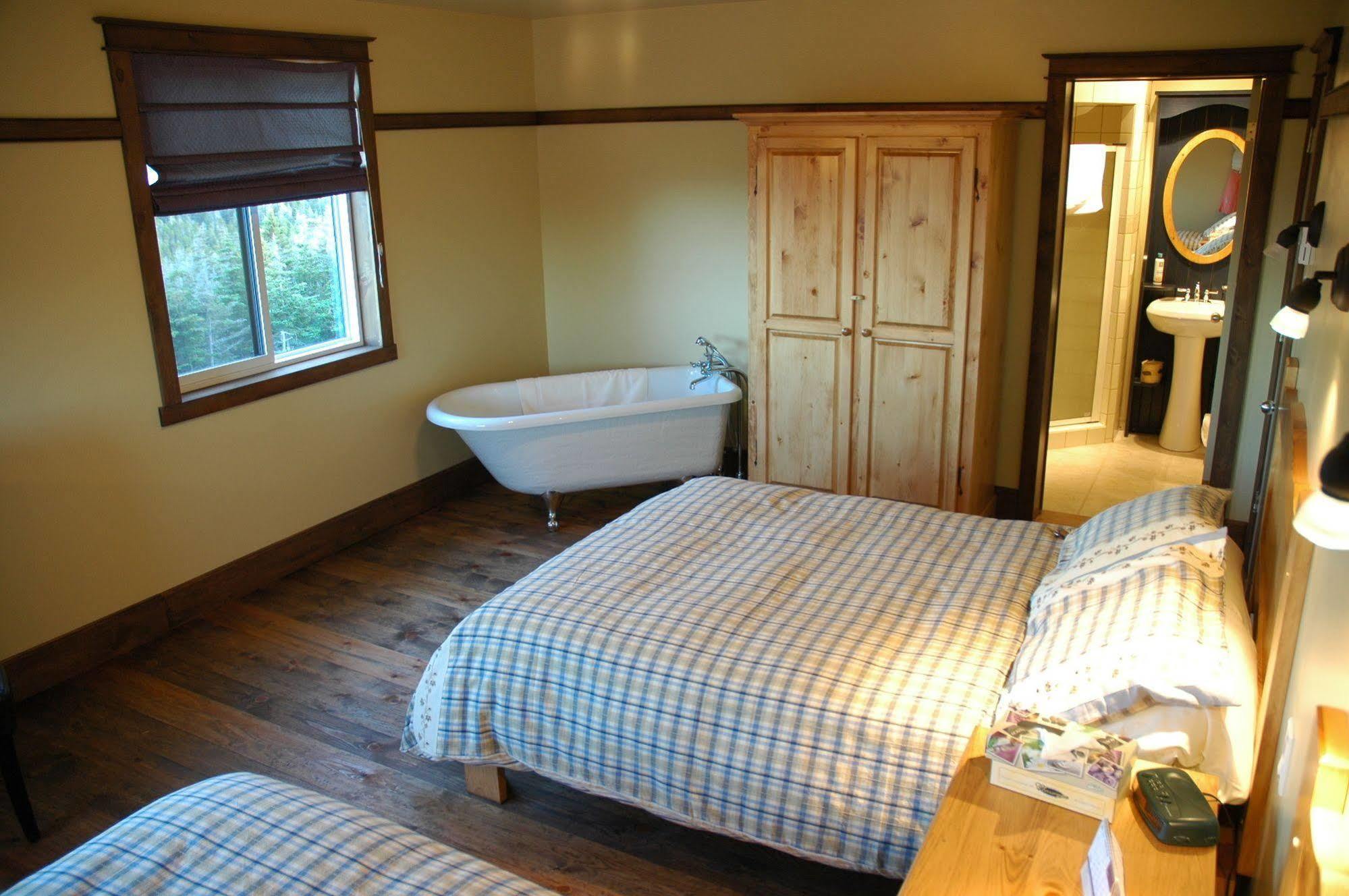 Auberge La Salicorne Et Escapades - Adventure Resort Grande-Entree Bagian luar foto